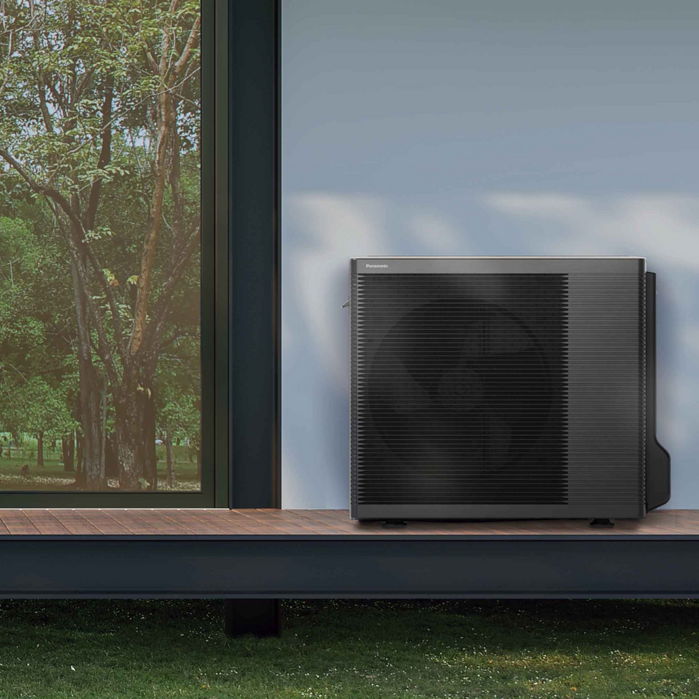 Luftvattenvarmepump panasonic installerad på altan mobil