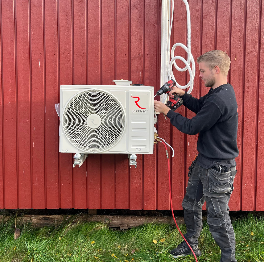 Installatoren satter upp varmepump