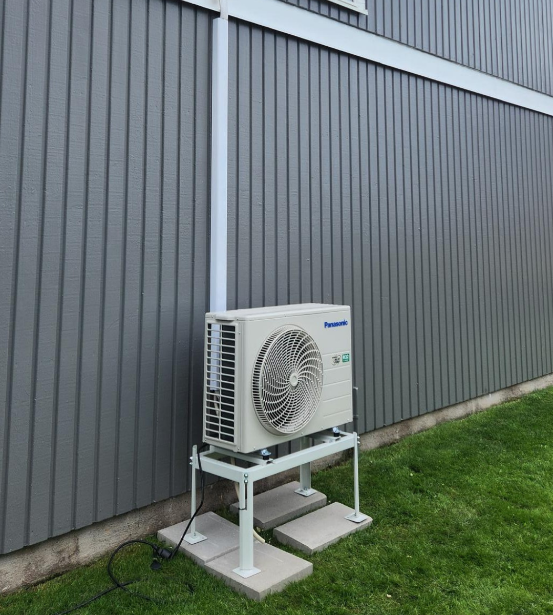 Panasonic varmepump installerad pa markstativ